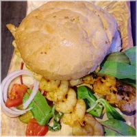 Turks broodje gevuld met heerlijk gemarineerde garnalen (met Ribmansaus!) en salade.