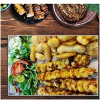 4 heerlijk gemarineerde garnalen champignon,ui en paprika (met Ribmansaus!) met gebakken aardappelen of rijst, salade en een pitabroodje.