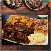 Alle schotels wordt geserveerd met salade, appelkomkommer salade, gebakken aardappelen en pita brood