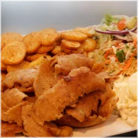 Alle schotels wordt geserveerd met salade, appelkomkommer salade, gebakken aardappelen en pita brood