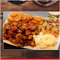 met vers gebakken champignon,ui en paprika  Alle schotels wordt geserveerd met salade, appelkomkommer salade, gebakken aardappelen en pita brood