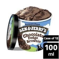 Chocoladeroomijs met stukken chocolate fudge brownie